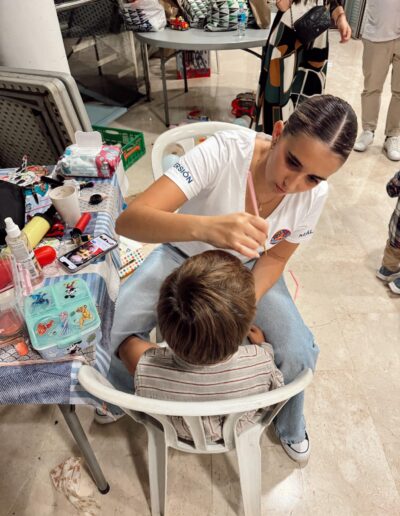 Niños disfrutando en una fiesta infantil