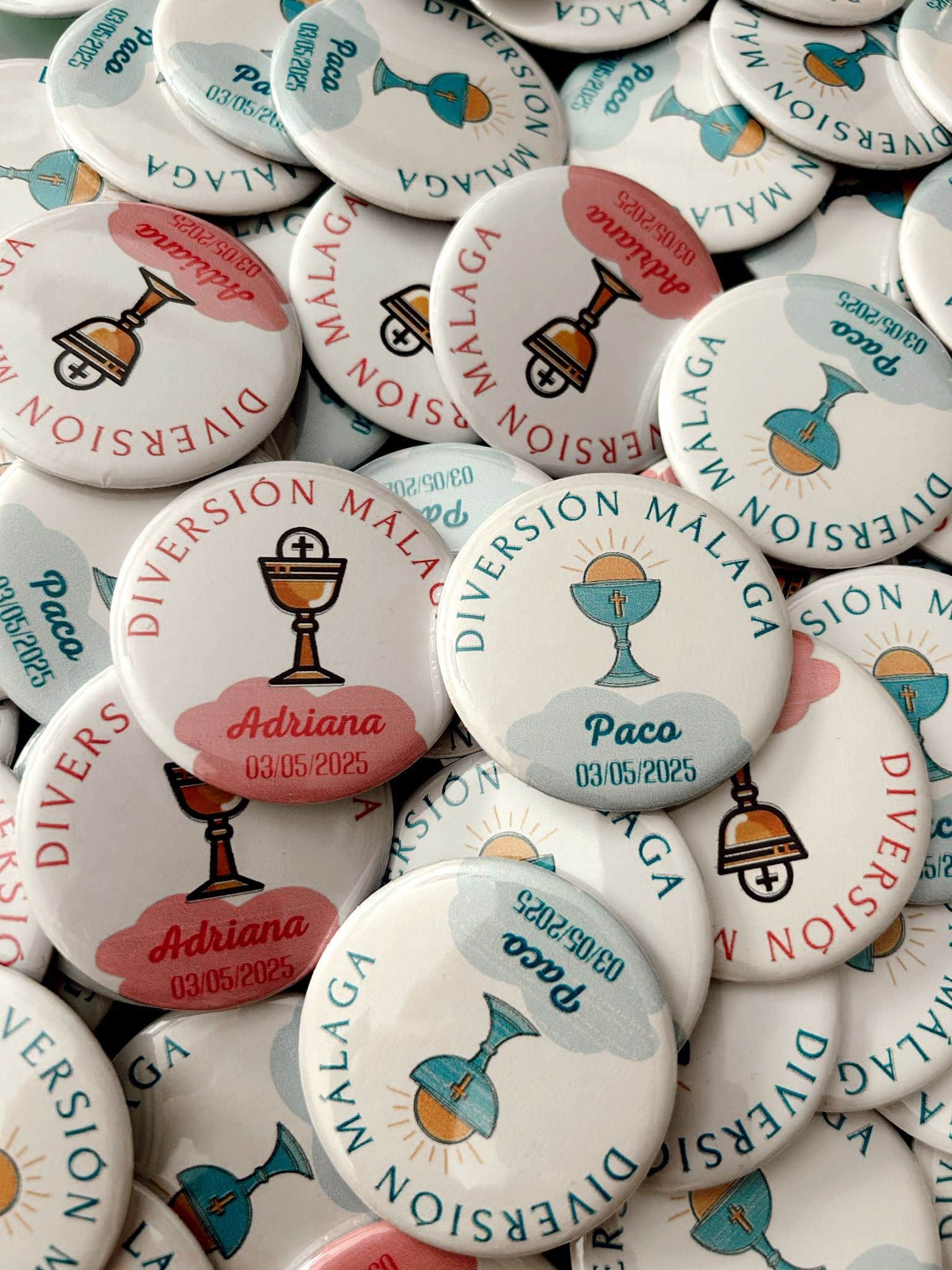 Chapas de comunión personalizadas – Diversión Málaga Chapas personalizadas para comuniones en mayo de Diversión Málaga.
