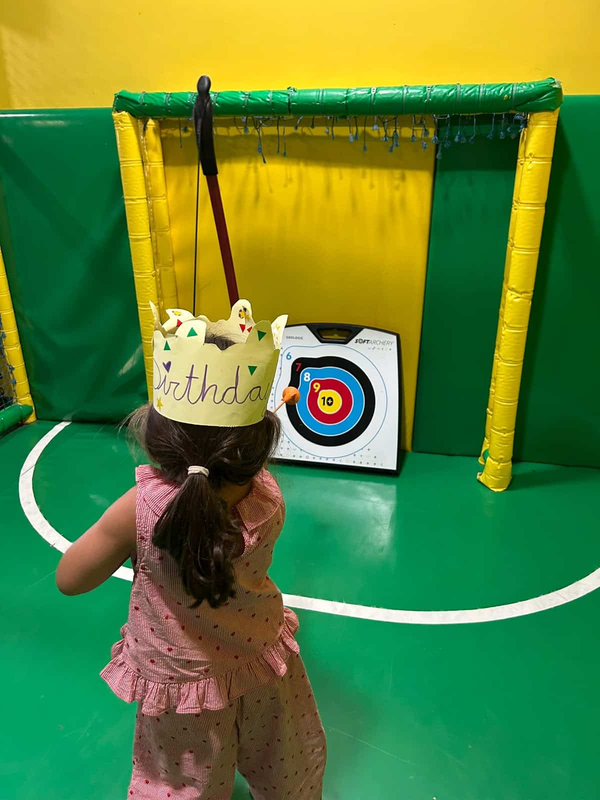 Cumpleanos infantil en Malaga una tarde llena de diversion (1) Juego de tiro con arco en un cumpleaños infantil en Málaga